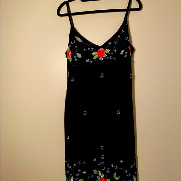 Cache dress with beautiful sequence details. - Picture 3 of 8